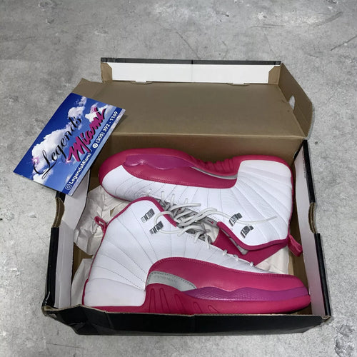 NOVO COM CAIXA Air Jordan 12 Vivid Pink Dynamic Pink Size 9.5Y BR Reis Sneakers